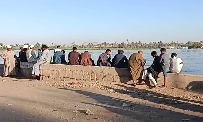 جهود مستمرة في البحث عن ضحايا حادث سقوط السيارة في دشنا