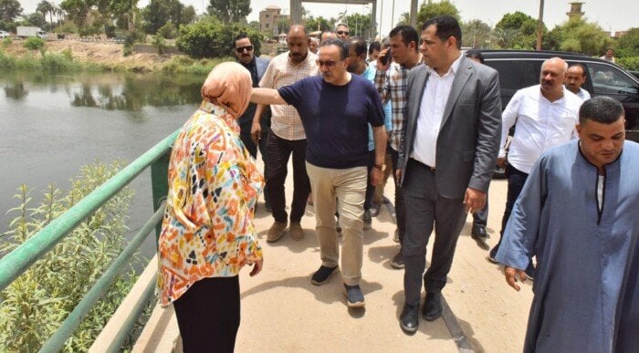 جولة غير متوقعة لمحافظ أسيوط على كوبري الحواتكة