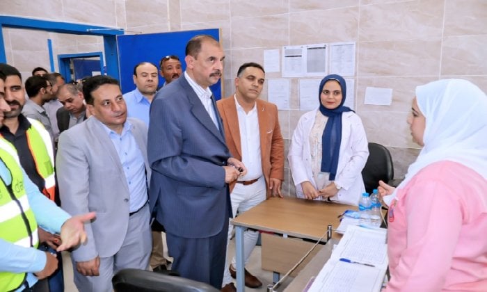 جولة محافظ سوهاج في مشروعات «حياة كريمة» بقرية البطاخ