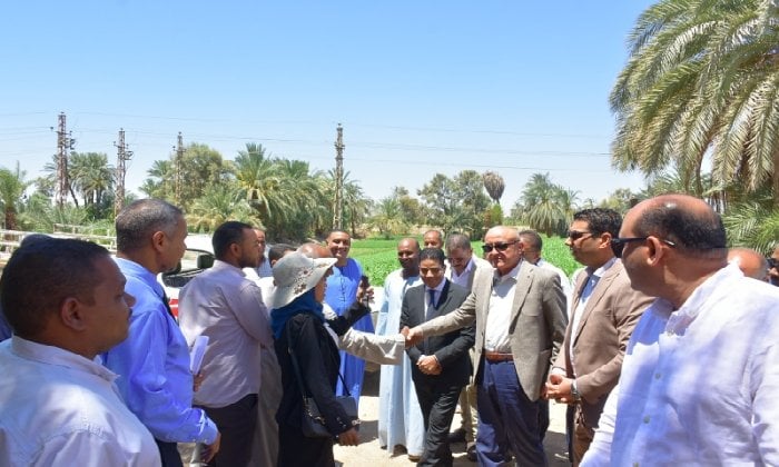 جولة ميدانية لمحافظ الأقصر لتحسين طريق المعاهدة والوحدة الصحية في الحميدات
