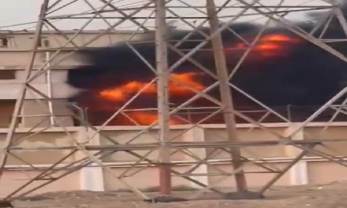 حريق في مبنى كهرباء بمدينة العاشر من رمضان: هل هي حادثة أم إهمال؟