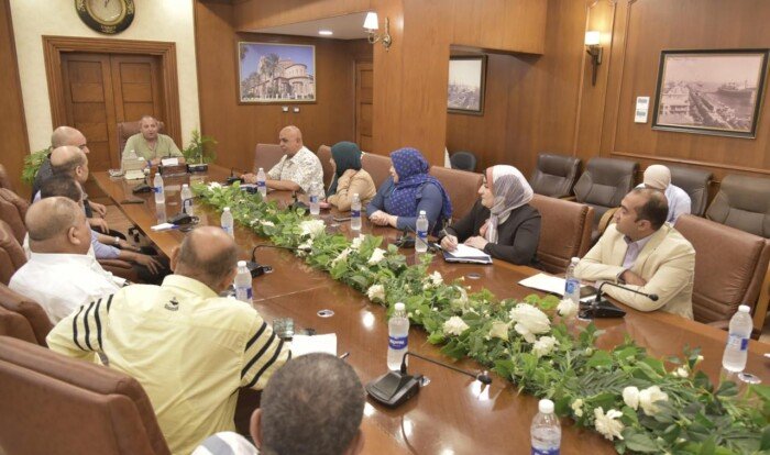 خطط تطوير منطقة العرب: اجتماع محافظ بورسعيد مع أصحاب المحال التجارية