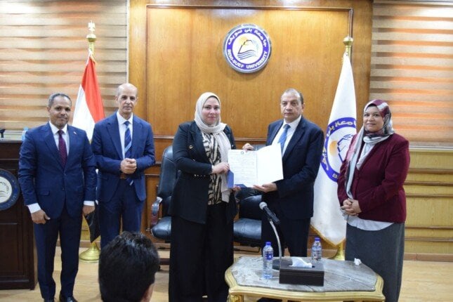 رئيس جامعة بني سويف يكرّم الفائزين بعقود المشروعات البحثية بقيمة 2.3 مليون جنيه