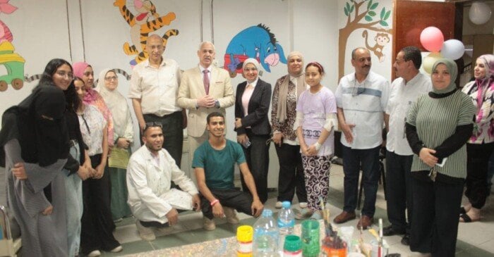طلاب تربية نوعية بأسيوط يزينون جدران وحدة الغسيل الكلوي بمستشفى الأطفال