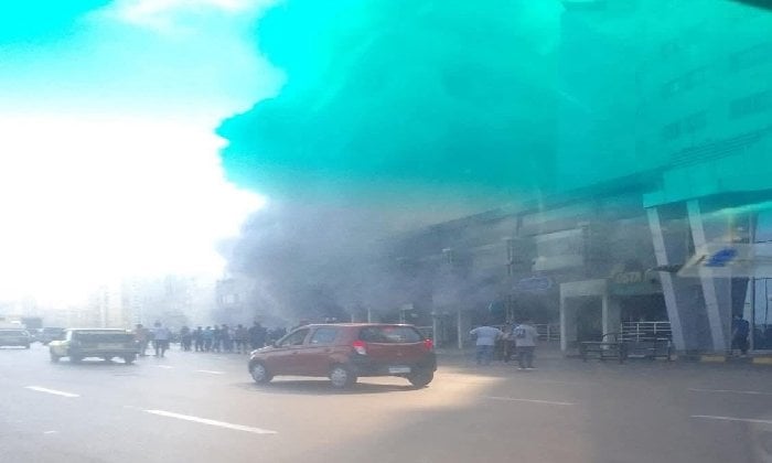 لهيب يحرق محلات تحت فندق المحروسة بكورنيش الإسكندرية