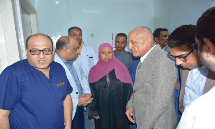 محافظ الأقصر يتفقد حالة العامل المصاب ويدعو لتوفير الرعاية الصحية اللازمة