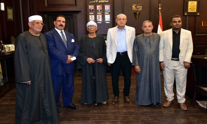 محافظ الأقصر يلتقي أهالي الشيخ عامر ويشدد على أهمية مشاريع الصرف الصحي للتنمية