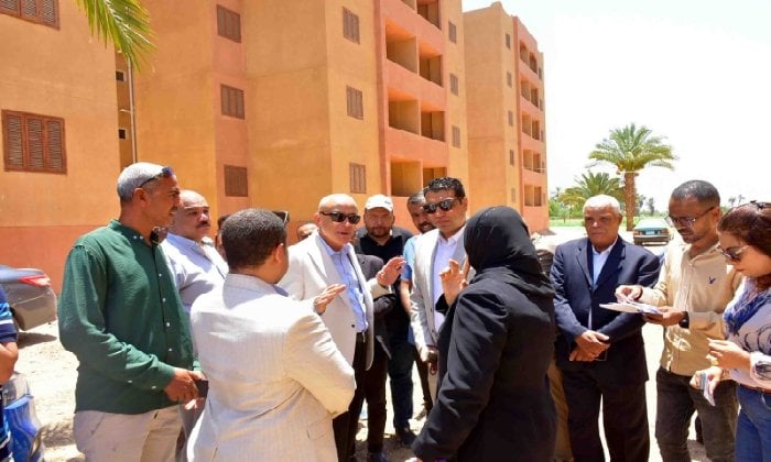 محافظ الأقصر يوجه بتسريع استكمال مرافق عمارات الزينية