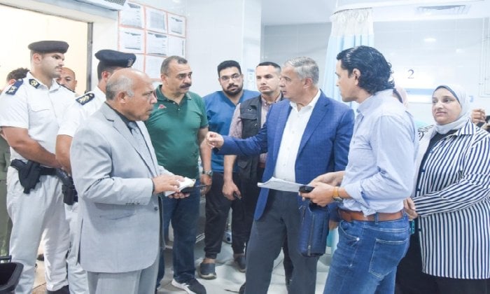 محافظ الإسكندرية يتابع حالة مصابي انهيار العطارين ويطلب سرعة تعويض المتضررين