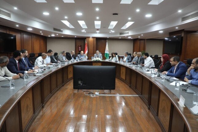 محافظ الجيزة يناقش مع الكهرباء إيرادات خدمة النظافة