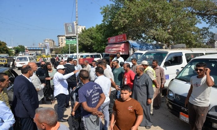 محافظ الدقهلية يوجه بضرورة إزالة المواقف العشوائية وحل مشاكل المواطنين