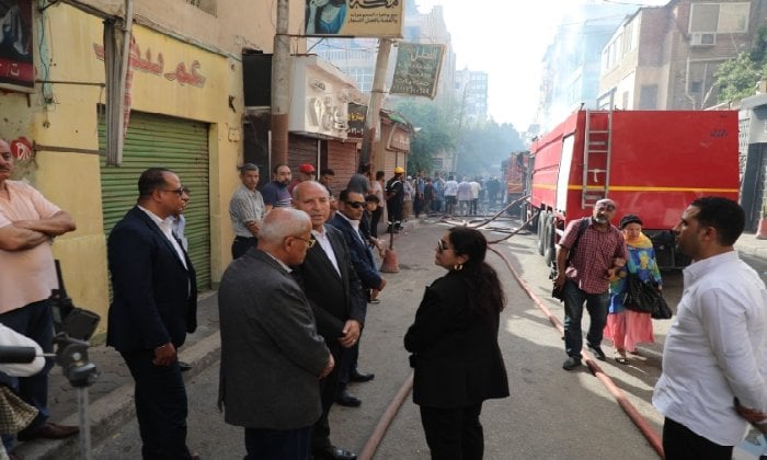محافظ القاهرة يتابع إخماد حريق في مصر الجديدة ويأمر بتشكيل لجنة هندسية للتقييم
