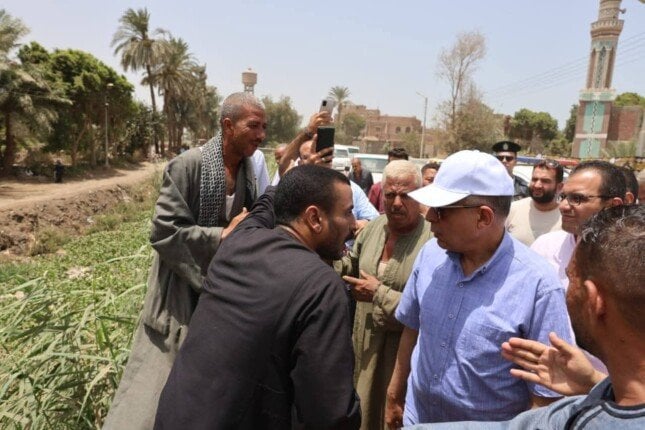 محافظ المنيا يلتقي بأهالي الأشمونين ويتخذ خطوات عاجلة لتحسين المعيشة