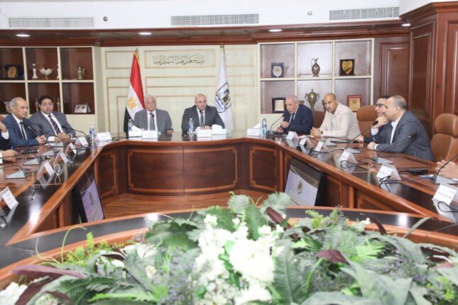 محافظ بني سويف يستعرض خطط التنمية مع الهيئة التنفيذية بحضور مستشار الرئيس