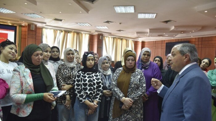 محافظ بورسعيد يتابع برنامج «المرأة في القيادة بالمحافظات المصرية»