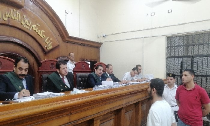 محاكمة شاب متهم بقتل والدته وإحراق محلها في الصالحية الجديدة