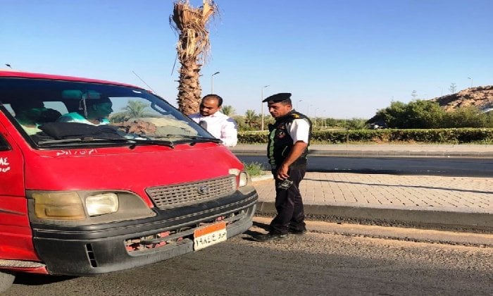 مداهمات مفاجئة لضبط متعاطي المخدرات على الطرق السريعة بأسوان