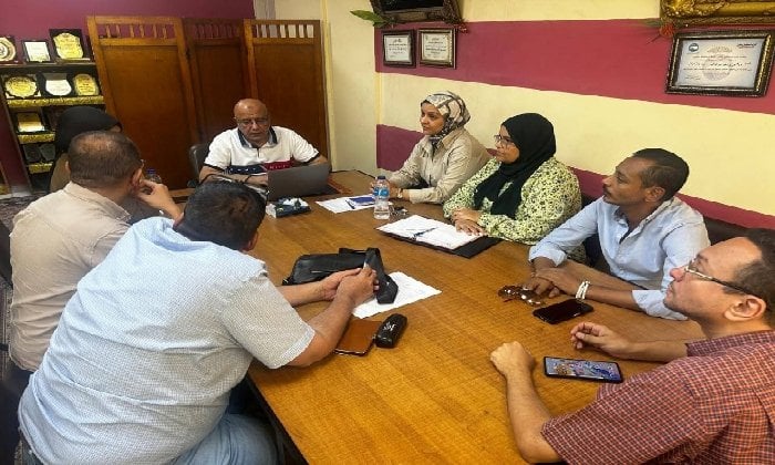 مدير الصحة بقنا يتباحث حول صيانة الأجهزة المعملية لمستشفيات المنطقة.
