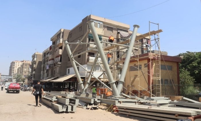 مراقبة الاستعدادات لكوبري المشاة الجديد في محور العصار بالقليوبية