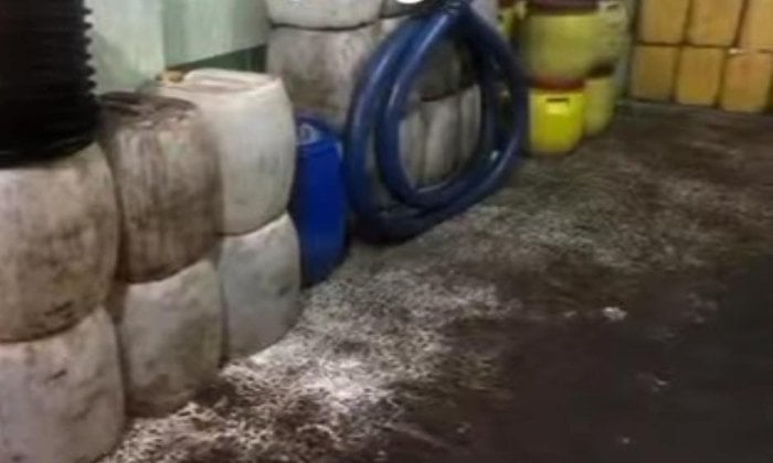 مصنع غير مرخص في شبرا الخيمة: ضبط طن من زيت الطعام المجهول المصدر