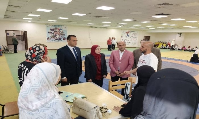نائب رئيس جامعة بنها تفحص اختبارات القدرات في كليتي الرياضة والفنون التطبيقية