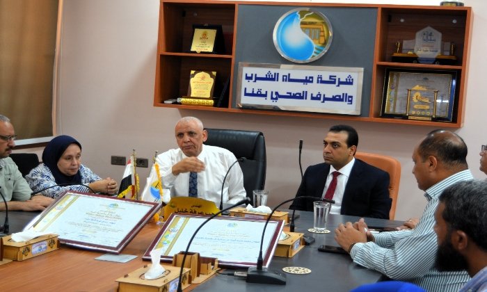 نائب محافظ قنا يشهد تسليم شهادات اعتماد خطة السلامة لمياه دشنا والرحمانية