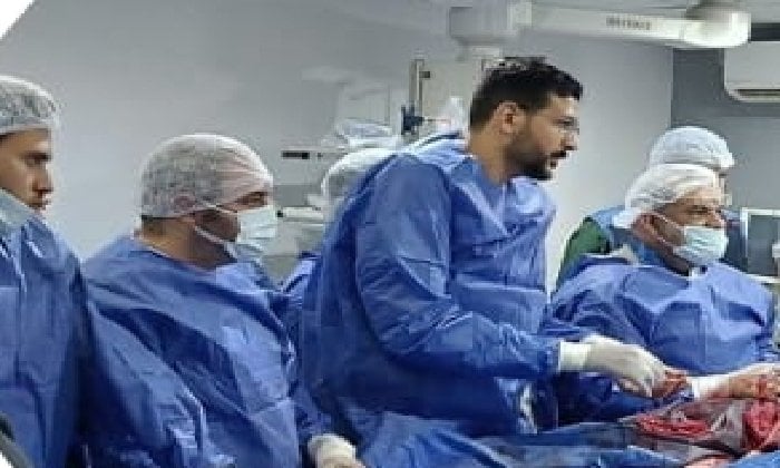 نجاة شاب من نزيف بالمخ عبر تقنية قسطرة حديثة في البحيرة