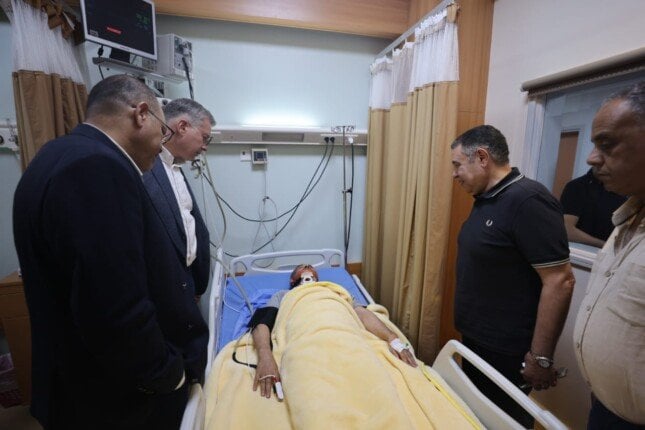 وزيرا البترول والعمل يتفقدان الناجين من حادث بارج خليج السويس