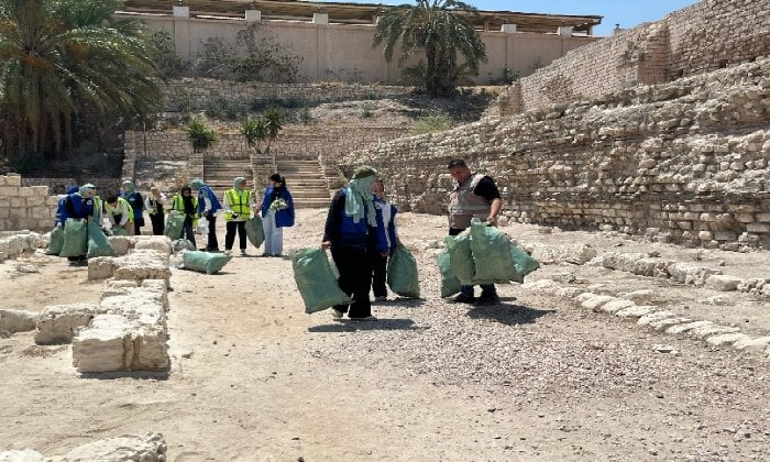 40 متطوعًا يجتمعون لتجميل المسرح الروماني في الإسكندرية: حملة إيجابية تثري التراث