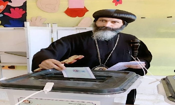 أسقف الإسكندرية يُمارس حقه الانتخابي في انتخابات الشيوخ