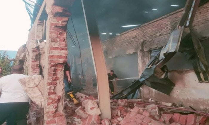 إخماد حريق مخزن البلاستيك في شلقان القناطر الخيرية
