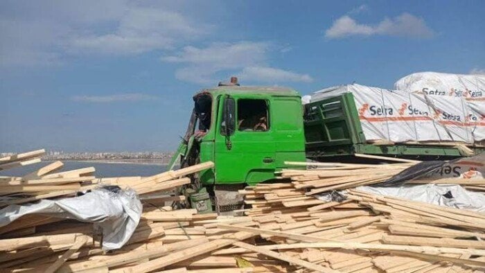 إعادة فتح الطريق الزراعي بعد انقلاب شاحنة خشبية في القليوبية