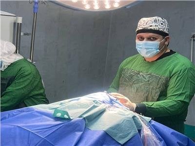 إنقاذ حياة مريض بجراحة دماغية متطورة في قويسنا المركزي