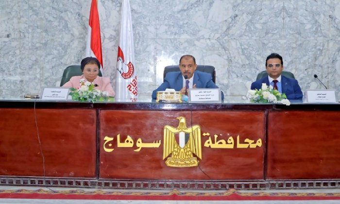 اجتماع دوري لمناقشة قضايا السكان برئاسة محافظ سوهاج ونائب وزير الصحة