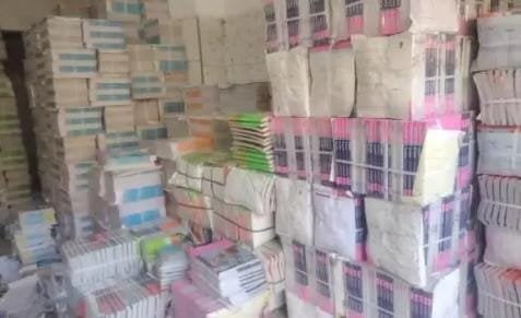 استدعاء السلطات بعد العثور على مخزن سري للكتب الدراسية المقلدة في شبرا الخيمة