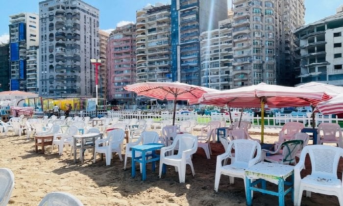 الإسكندرية: الشواطئ مفتوحة لكن البحر ممنوع!