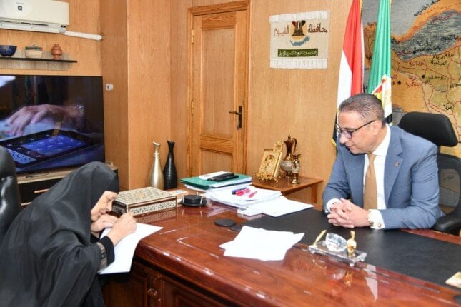 السن لا يحدد الطموحات: تكريم السيدة مبروكة لنيلها شهادة محو الأمية