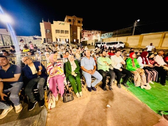 الفنون تجوب الشواشنة: المسرح المتنقل يجلب الإبداع إلى القرية