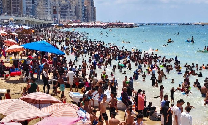 تباين الفصول: زحام شرق الإسكندرية وهدوء غربها في موسم الصيف
