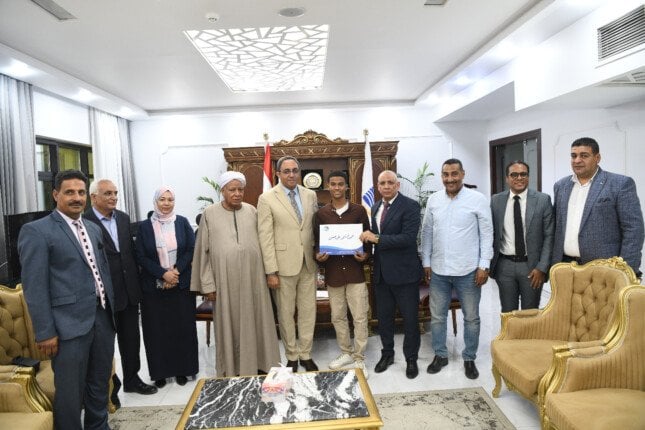 تسليم عقود عمل لأوائل خريجي مدرسة مياه الشرب والصرف الصحي في قنا