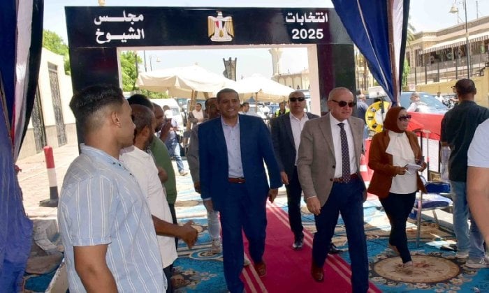 تفقد محافظ الأقصر لجولة الإعادة في انتخابات مجلس الشيوخ بمدرسة وادي الملكات الابتدائية