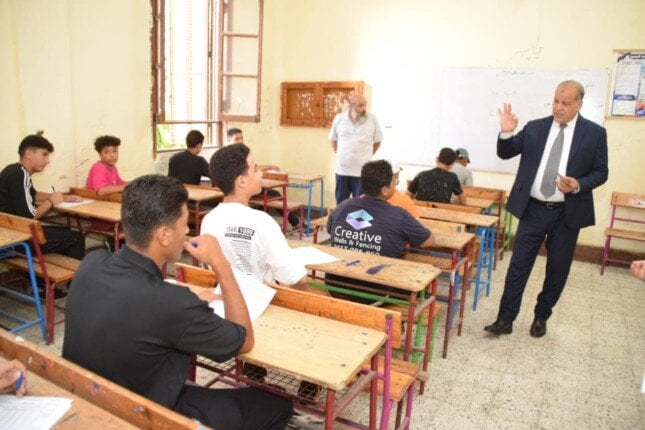 تفقد مدير تعليم بورسعيد لامتحانات الدور الثاني بالشهادة الإعدادية في إدارة شرق