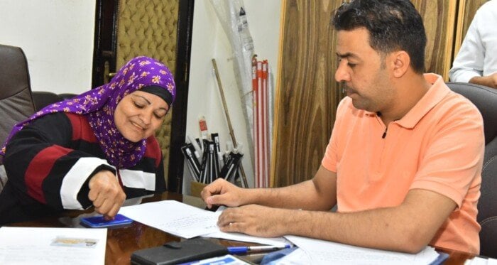 توزيع التعويضات على 72 أسرة من أهالي مساكن الإيواء في عرب المدابغ بأسيوط