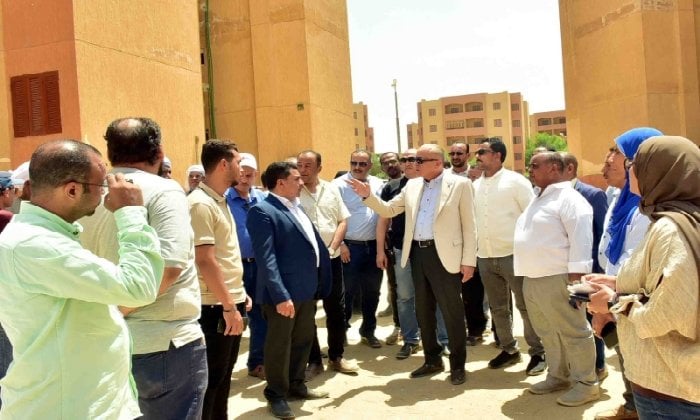 جولة محافظ الأقصر في مشروع الإسكان الاجتماعي بالطود