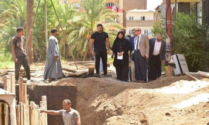 جولة ميدانية لمحافظ الأقصر في مشاريع الصرف الصحي بحوض 18 ونفق صلاح سالم