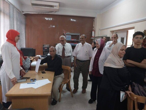 جولة نائب رئيس جامعة بنها في معامل التنسيق الإلكتروني بكليتي الآداب والتجارة