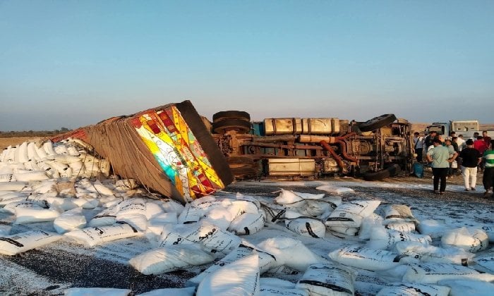 حادثة انقلاب شاحنة أسمدة على طريق الفيوم القاهرة