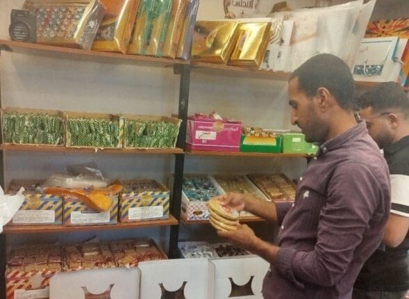 حملة تفتيش مفاجئة بمركز دير مواس: ضبط مخالفات في حلوى المولد وسحب عينات