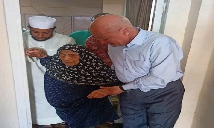 رئيس أبوحماد يكرم الشيخة أمينة بتسهيلات رخصة البناء بمناسبة عيدها المئة