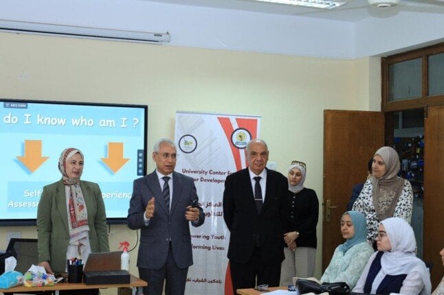 رئيس جامعة المنيا يزور مبادرة ‘كن مستعداً’ لتأهيل الشباب لسوق العمل
